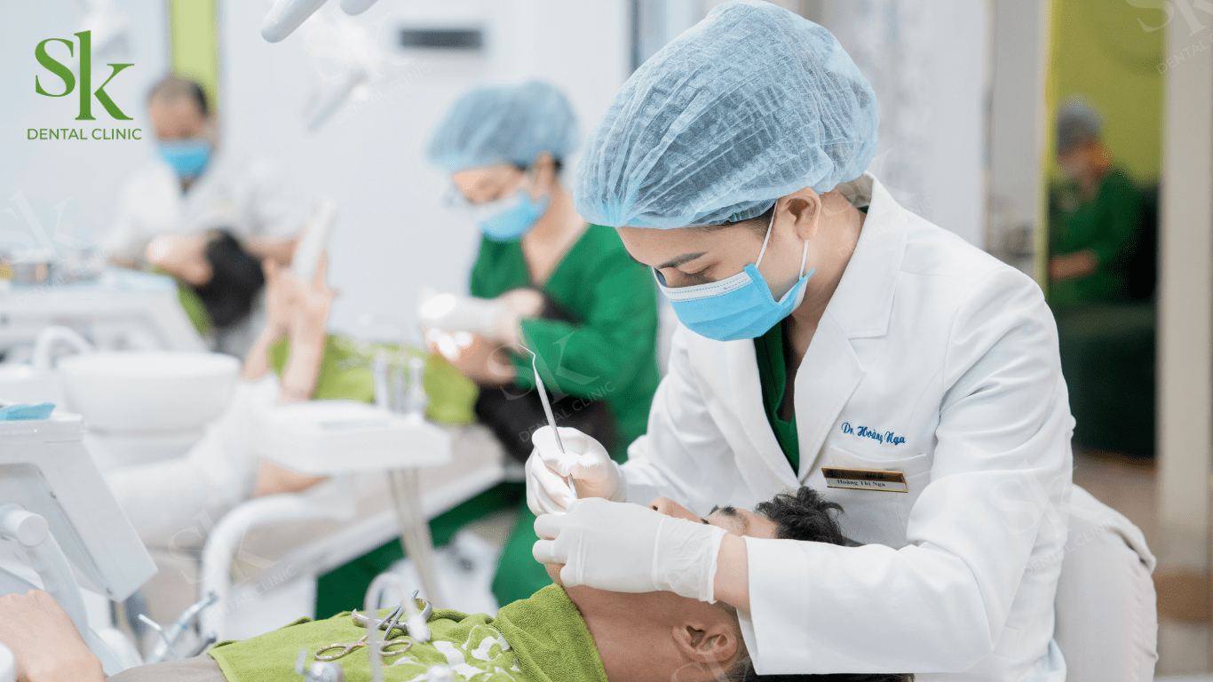Thăm khám cùng bác sĩ để xác định nguyên nhân cười hở lợi