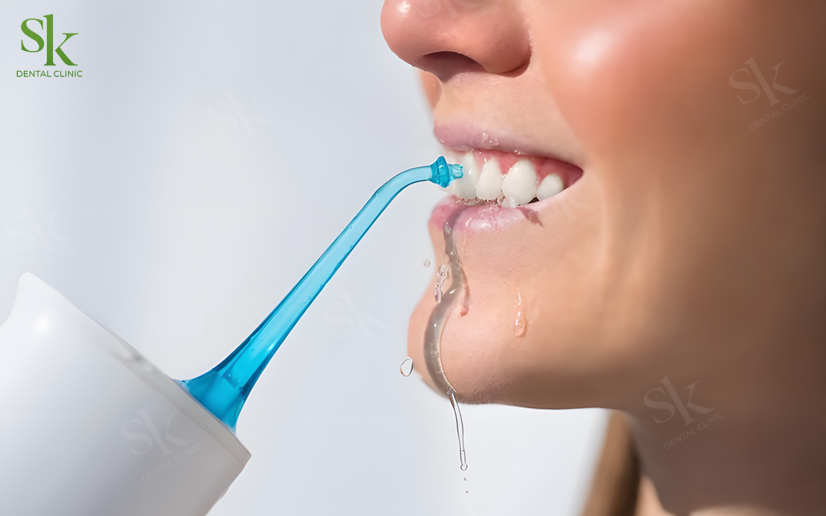 đánh răng sứ bằng tăm nước