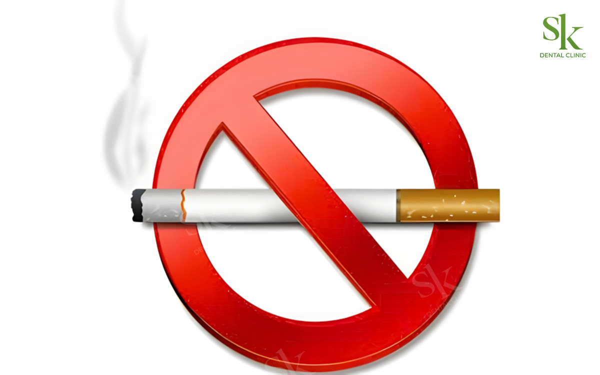 Hút thuốc lá khiến răng sứ bị xỉn màu