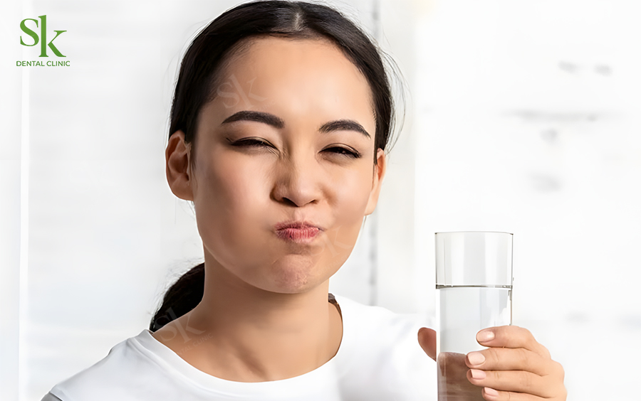 Súc miệng bằng nước muối ấm giảm viêm